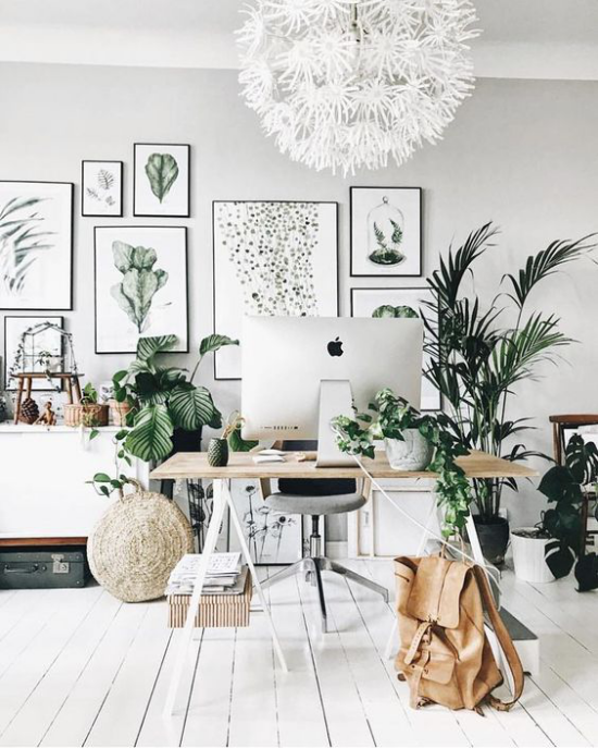 Tropische Deko im Home Office Grün und Weiß eine perfekte Farbkombi weiße Möbel Boden Hängelampe grüne Pflanzen Poster Rucksack aus hellbraunem Leder