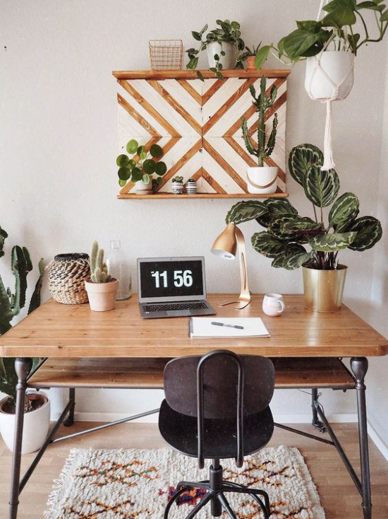 Tropische Deko im Home Office inspirierende Arbeitsatmosphäre Naturfarben Büromöbel aus Holz kleiner Teppich grüne Pflanzen