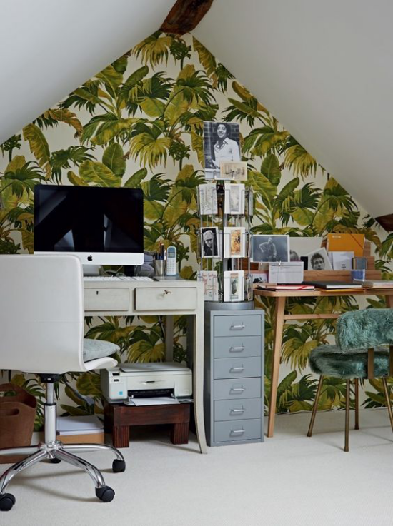 Tropische Deko im Home Office unter der Dachschräge Akzentwand einfache Büroeinrichtung