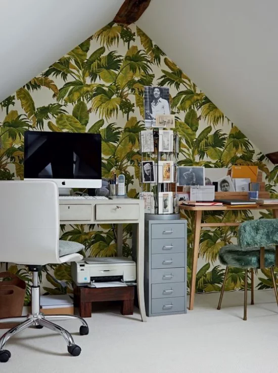 Tropische Deko im Home Office unter der Dachschräge Akzentwand einfache Büroeinrichtung