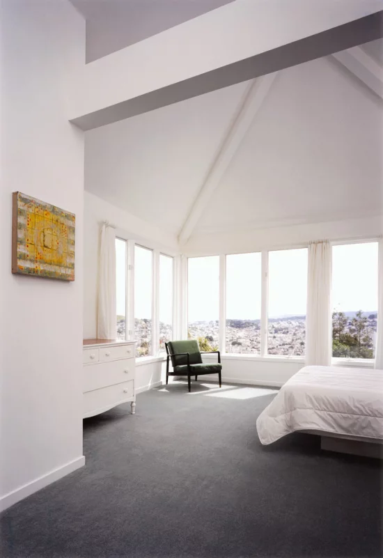 grauer Boden gemütliches Schlafzimmer hell sonnig weiße Fenster grauer Teppichboden