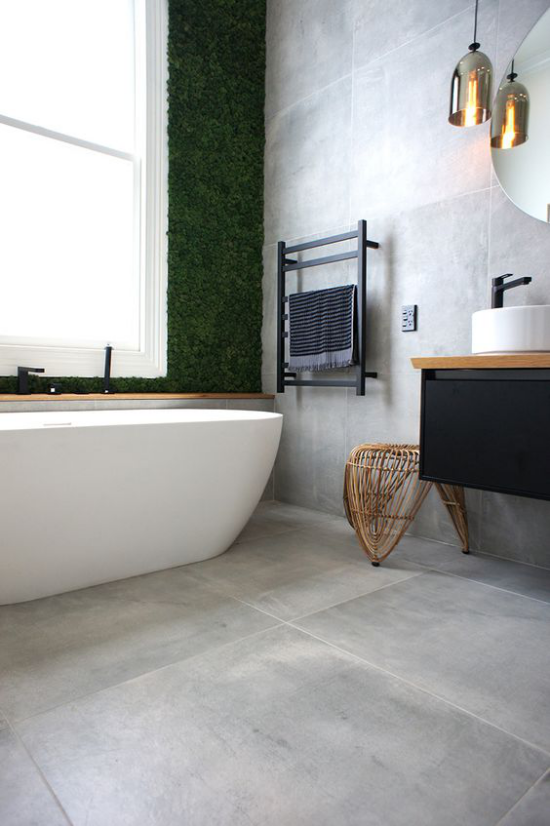 grauer Boden graue Fliesen in XXL-Format modernes minimalistisches Bad  Badewanne großes Fenster graue Wandfliesen