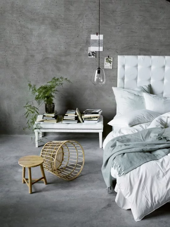 grauer Boden graue Wände in Betonoptik Schlafzimmer in Industrial Style Bett Flechtkorb Hocker Holz
