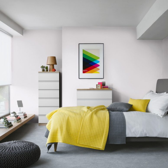 grauer Boden schickes Schlafzimmer hell gemütlich gelbe Akzente erfrischen das Interieur