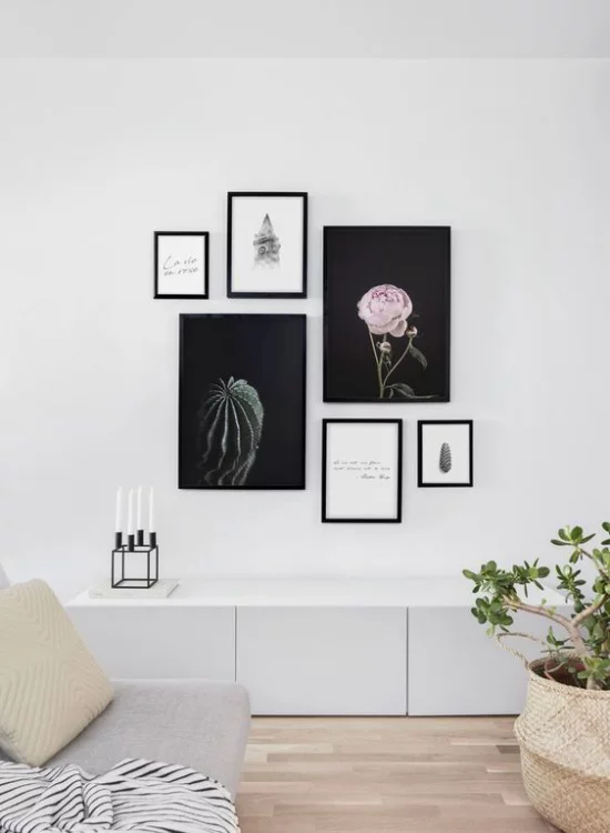 eklektische Bilderanordnung Bilder in unterschiedlicher Größe sehr stilvoll im Wohnzimmer gestaltet