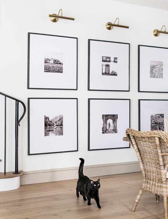 moderne Fotowand gestalten kreative Tätigkeit große Fotos Beleuchtungskörper oben schwarze Katze