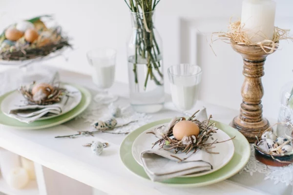 rustikale Tischdeko zu Ostern Ostertisch dekorieren