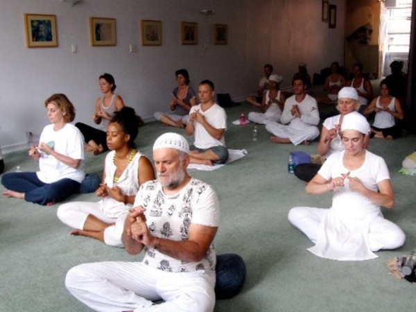 Aquarian Sadhana Kundalini Yoga gemeinsame Morgen Saghana