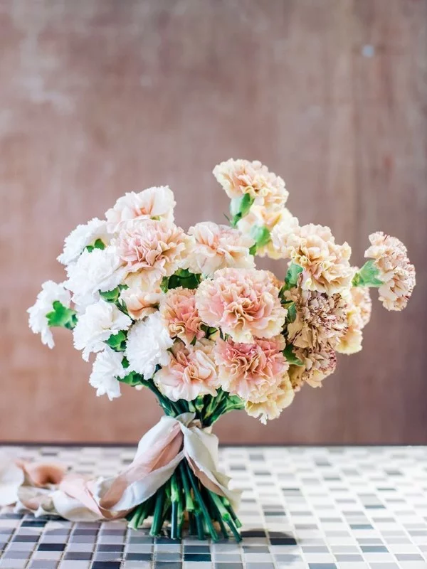 Blumenstrauß zum Muttertag selber binden – Die besten Blumenarten für Mama und Tipps nelken strauß schön einfach