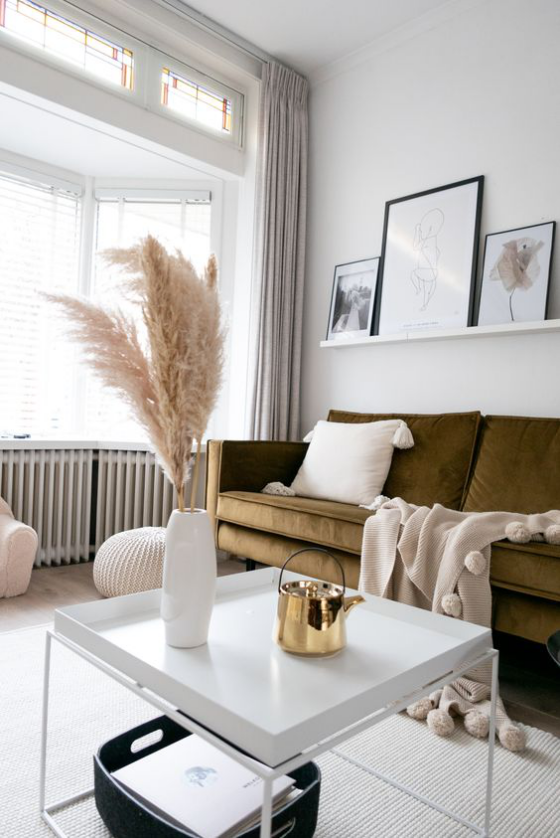 Erkerfenster Wohnzimmer in warmen Farbtönen bequemes Sofa Raumdeko aus Naturmaterialien