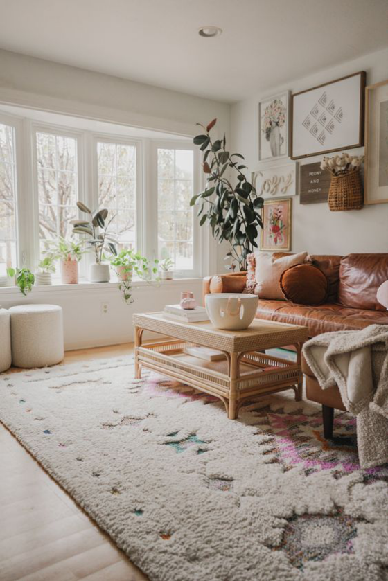 Erkerfenster gemütlich eingerichtetes Wohnzimmer bequeme Möbel weicher Teppich gedeckte Farben immergrüne Zimmerpflanzen