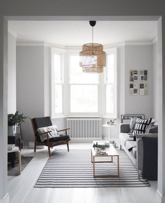 Erkerfenster im Wohnzimmer Raum in schwarz-weiß gestaltet Teppich in Streifen