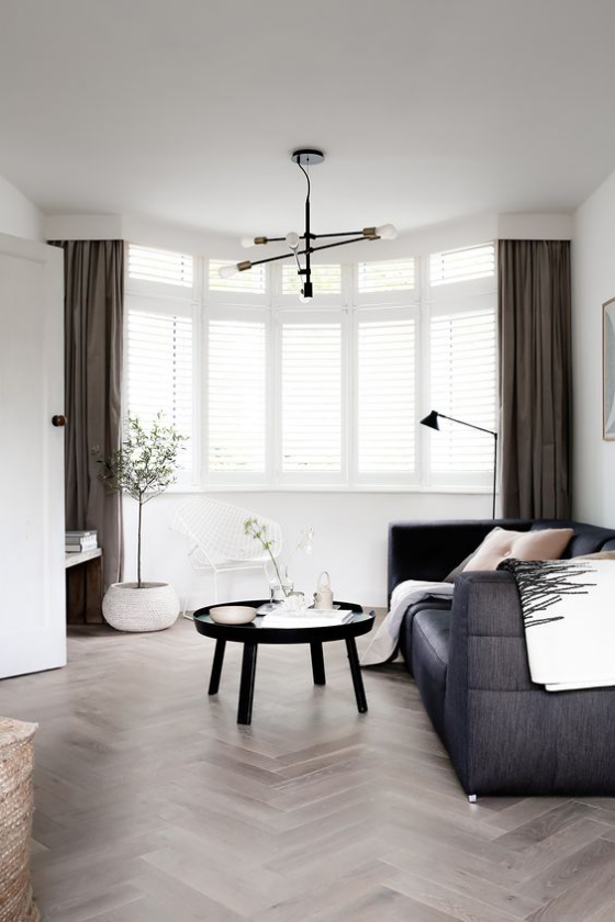Erkerfenster im Wohnzimmer im skandinavischen Stil weiß-schwarz gestaltet