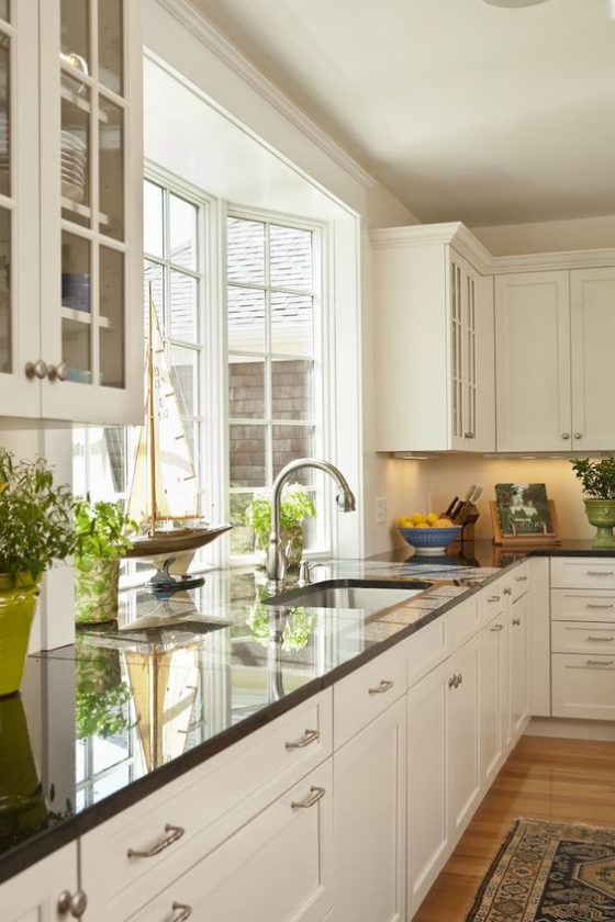 Erkerfenster in der modernen Küche Platz für Küchenkräuter in Töpfen