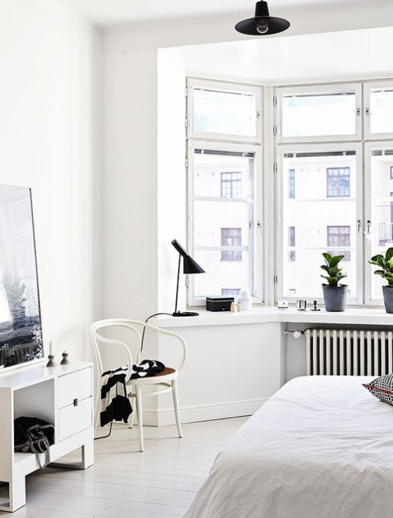 Erkerfenster schickes Schlafzimmer in weiß gestaltet gutes Panoramabild