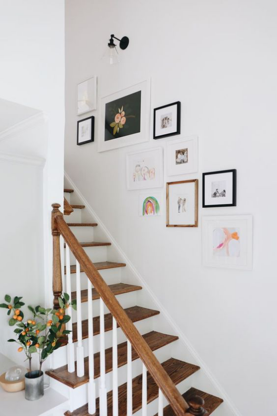Fotowand im Treppenhaus Inside-the-Lines-Hängung Bilder in unterschiedlicher Größe verschiedene rahmen kreativ gestaltet