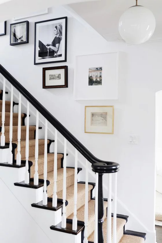Fotowand im Treppenhaus Kantenhängung Bilder in verschiedene Rahmen unterschiedliche Größen gut miteinander kombiniert