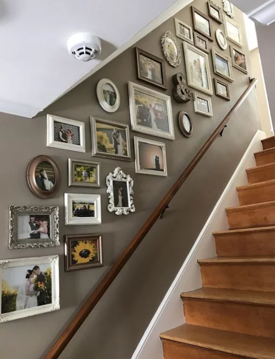 Fotowand im Treppenhaus Petersburger Aufhängung viele Bilder ausgefallene Bilderrahmen