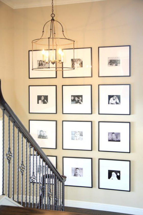 Fotowand im Treppenhaus Rasterhängung zwölf Bilder ein harmonisches Ganzes als Endergebnis