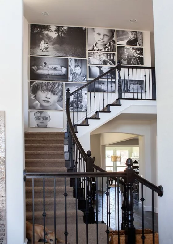 Fotowand im Treppenhaus großformatige Kinderbilder an einer Wand sehr auffällig