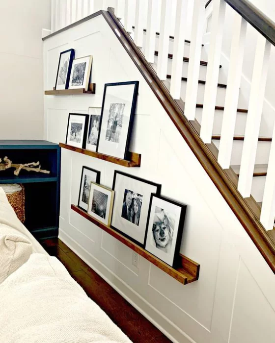 Fotowand im Treppenhaus jede Fläche nutzen Bilder auf leisten gestalten Blickfang im Wohnzimmer