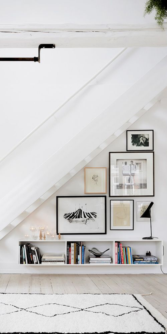 Fotowand im Treppenhaus kreative Gestaltung unter der Treppe über einem Bücherregal
