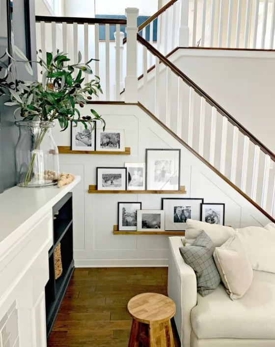 Fotowand im Treppenhaus modernes Wohnzimmer moderne Wandgestaltung unter der Treppe Bilder auf Leisten