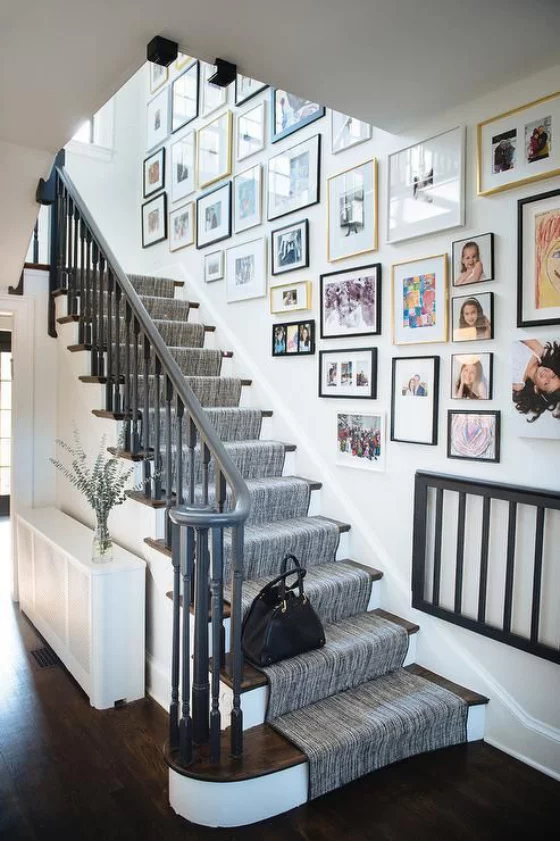 Fotowand im Treppenhaus viele Bilder bunt und schwarz-weiß kreativ gestaltet