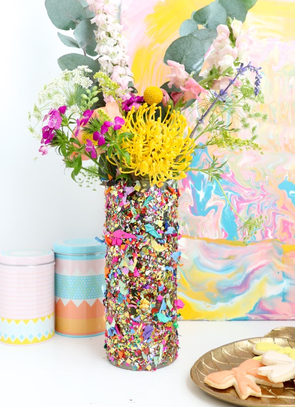 Glasvasen dekorieren – Ideen und Anleitung für künstlerisch begabte Bastler confetti glitzer deko ideen diy vase