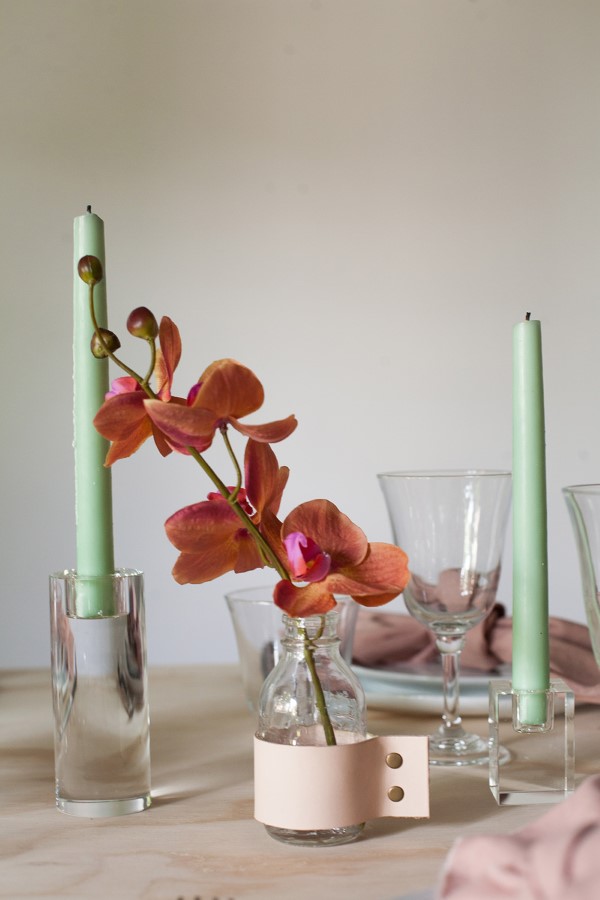 Glasvasen dekorieren – Ideen und Anleitung für künstlerisch begabte Bastler leder deko vase orchidee