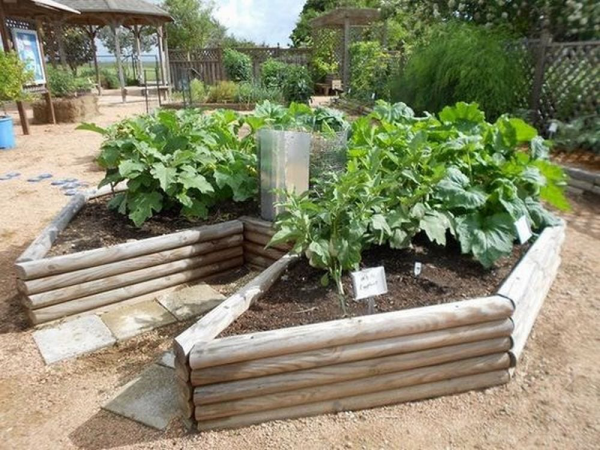 Hochbeet in Schlüssellochform aus Holzplatten anlegen kreisförmig Gemüse anbauen Kompostbehälter