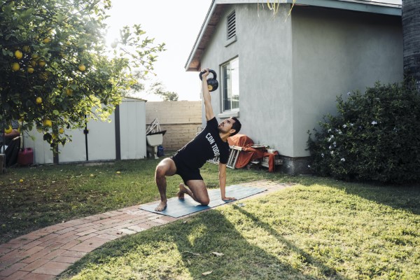 Kettlebell Übungen für Zuhause – Fit trotz Corona tgu turkish get up übung