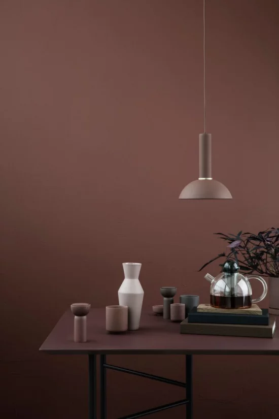 Mehr Farbe ins Interieur bringen Schokoladenbraun dominiert Wandfarbe Hängelampe kleine Wohnaccessoires