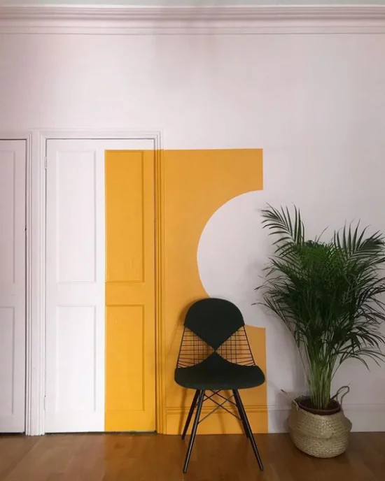 Mehr Farbe ins Interieur bringen Wohnzimmer Akzentwand in leuchtendem Gelb sehr trendy