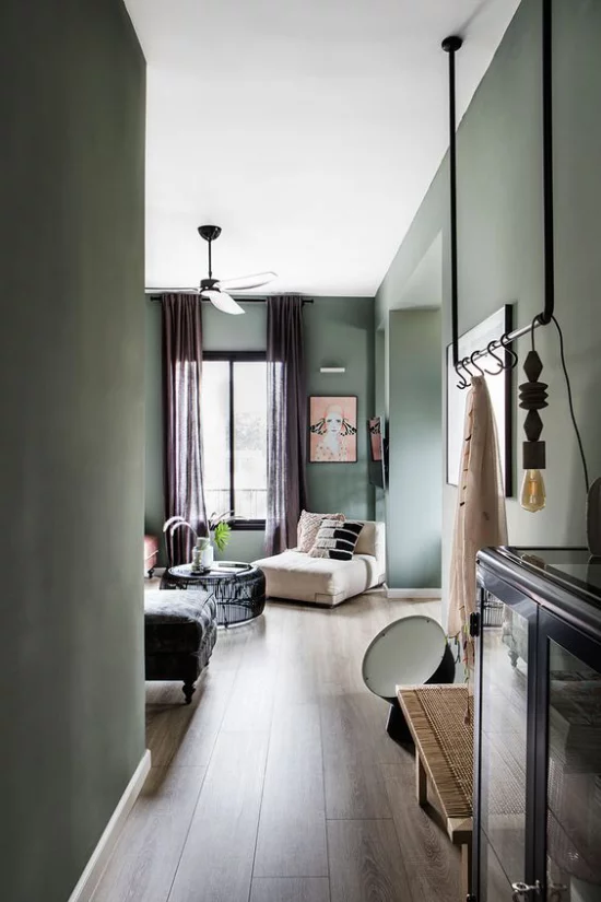 Mehr Farbe ins Interieur bringen graues Interieur Küche Wohnzimmer weißer Sessel als Hingucker vor dem Fenster