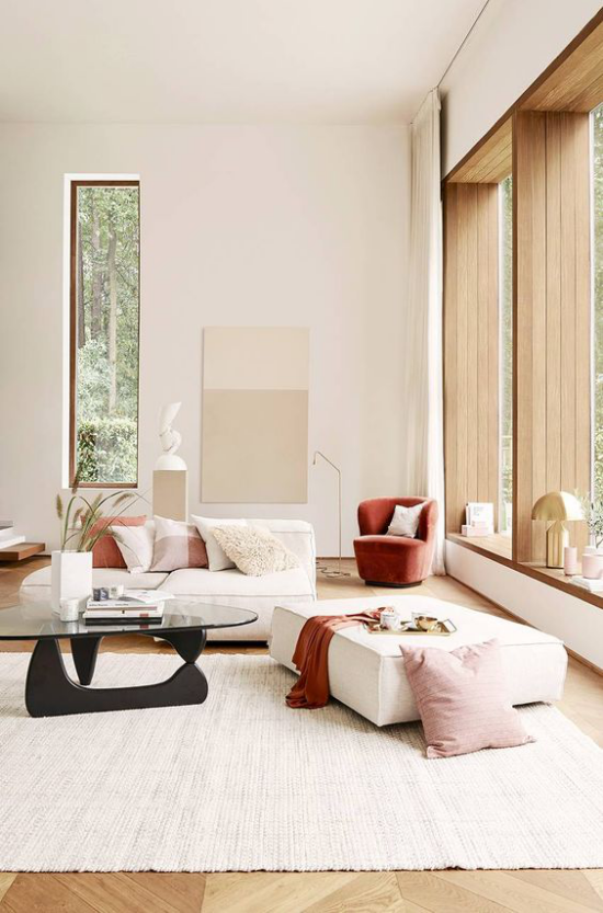 Mehr Farbe ins Interieur bringen helles sonniges Wohnzimmer niedrige Möbel Creme Akzente in Schokobraun