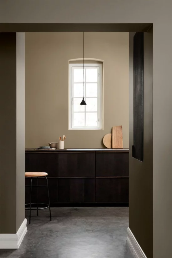 Mehr Farbe ins Interieur bringen minimalistisch gestaltete Küche zwei Brauntöne kombinieren einen einheitlichen Look erzielen