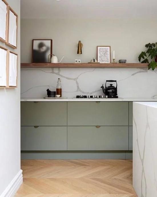Mehr Farbe ins Interieur bringen minimalistische Küche weißer Marmor Kücheninsel rechts Grau dominiert