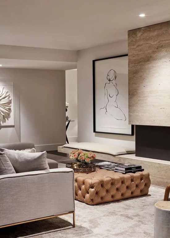 Mehr Farbe ins Interieur bringen minimalistisches Wohnzimmer in Grau Ottomane als Blickfang Wandbild Kamin