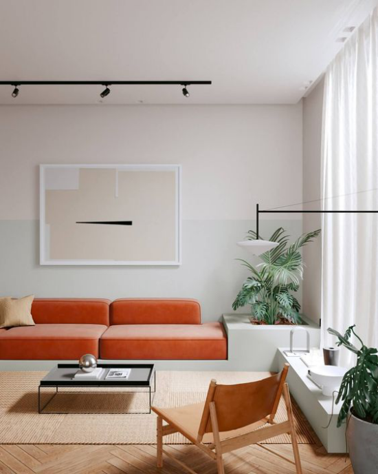 Mehr Farbe ins Interieur bringen orangenfarbenes Sofa helles Ambiente toller Blickfang grüne Zimmerpflanzen