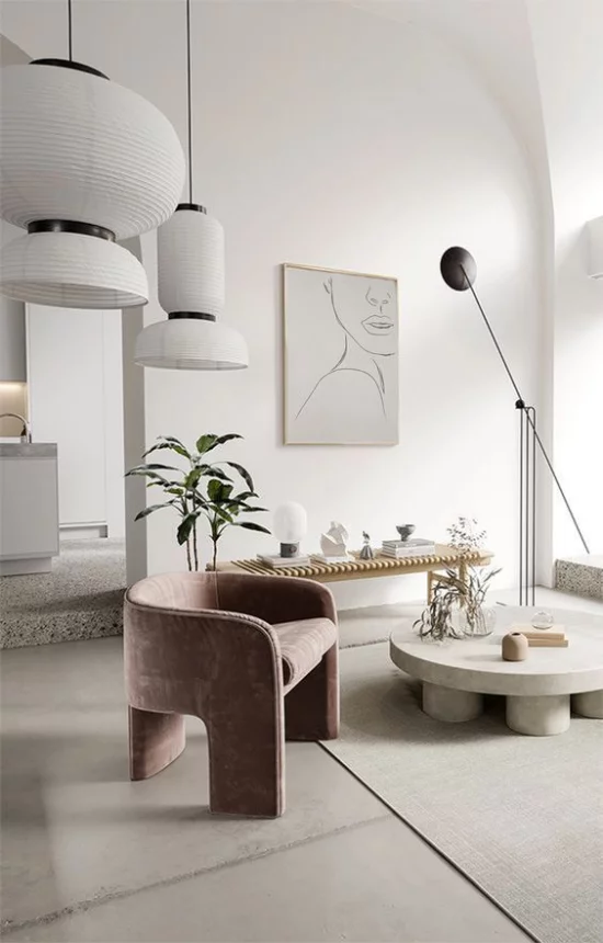 Mehr Farbe ins Interieur bringen schickes stilvolles Ambiente hellgrau dominiert Sessel als Blickfang