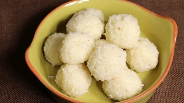 Milchmädchen Rezepte nach indischer Art 10 köstliche und schnelle Dessert Ideen coconut ladoo