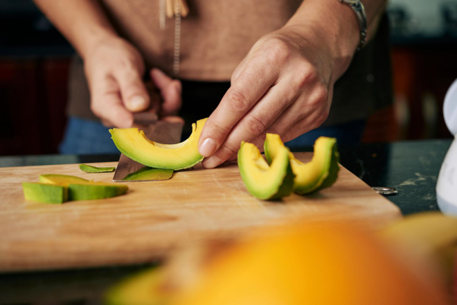 Obst essen gesund abnehmen Avocado enthält gesunde Fette stoppt jede Heißhungerattacke