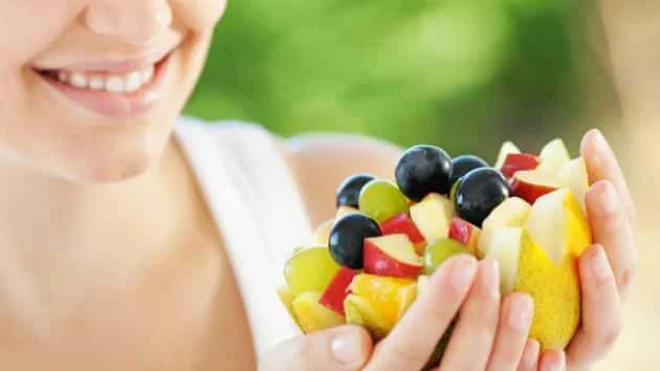 Obst essen gesund abnehmen Fruchtschale lieber morgens essen klein geschnittener Apfel Blaubeeren Trauben