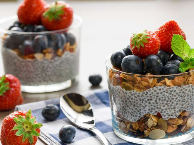 Obst essen gesund abnehmen gesundes Frühstück Früchte Haferflocken Chia Samen im Glas