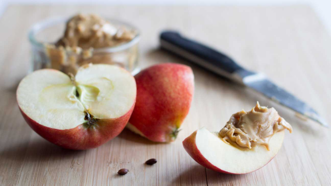 Obst essen gesund abnehmen rote Äpfel geschnitten gesund schmecken lecker können Sodbrennen verursachen