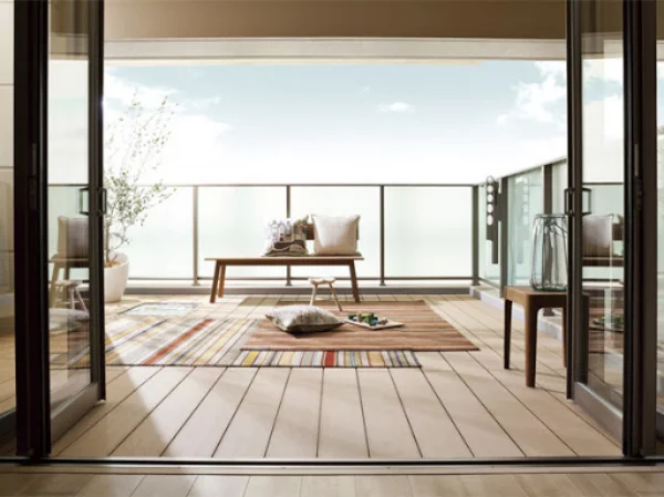 Open-Air-Wohnzimmer Balkon mit einfachen Möbeln Teppiche in eine Relax-Zone verwandeln