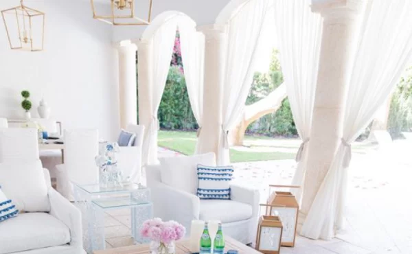 bequeme weiße Möbel und leichte weiße Gardinen als Sonnenschutz