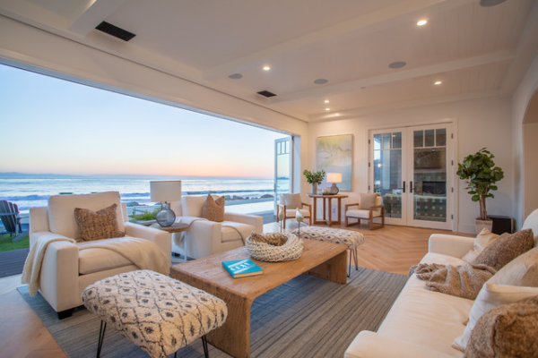 Open-Air-Wohnzimmer eingebaute Deckenbeleuchtung viel Licht tagsüber weiter Blick zum Meer Einrichtung in Sandfarben