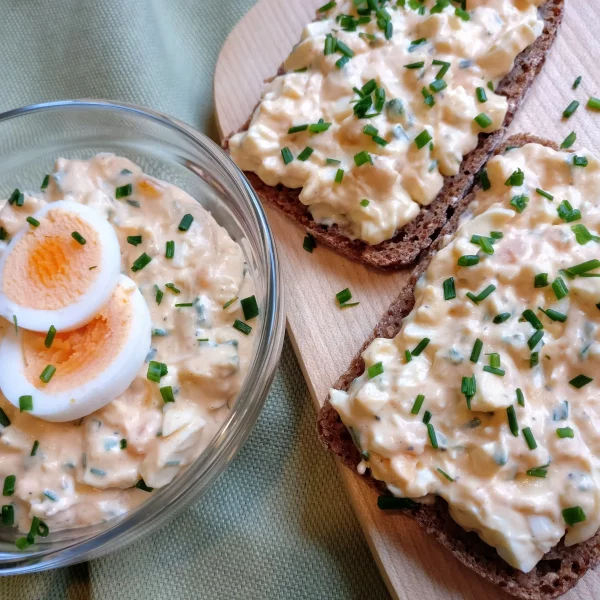 Ostereier verwerten Eiersalat mit klein geschnittenen Frühlingszwiebeln auch zum Brotaufstrich verwenden